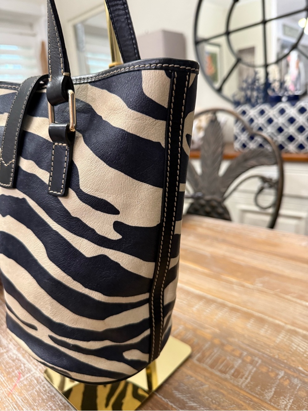Dooney & Bourke Black & Cream Zebra-Print Bucket Tote with Push Lock. Vintage. - Picture 5 of 7